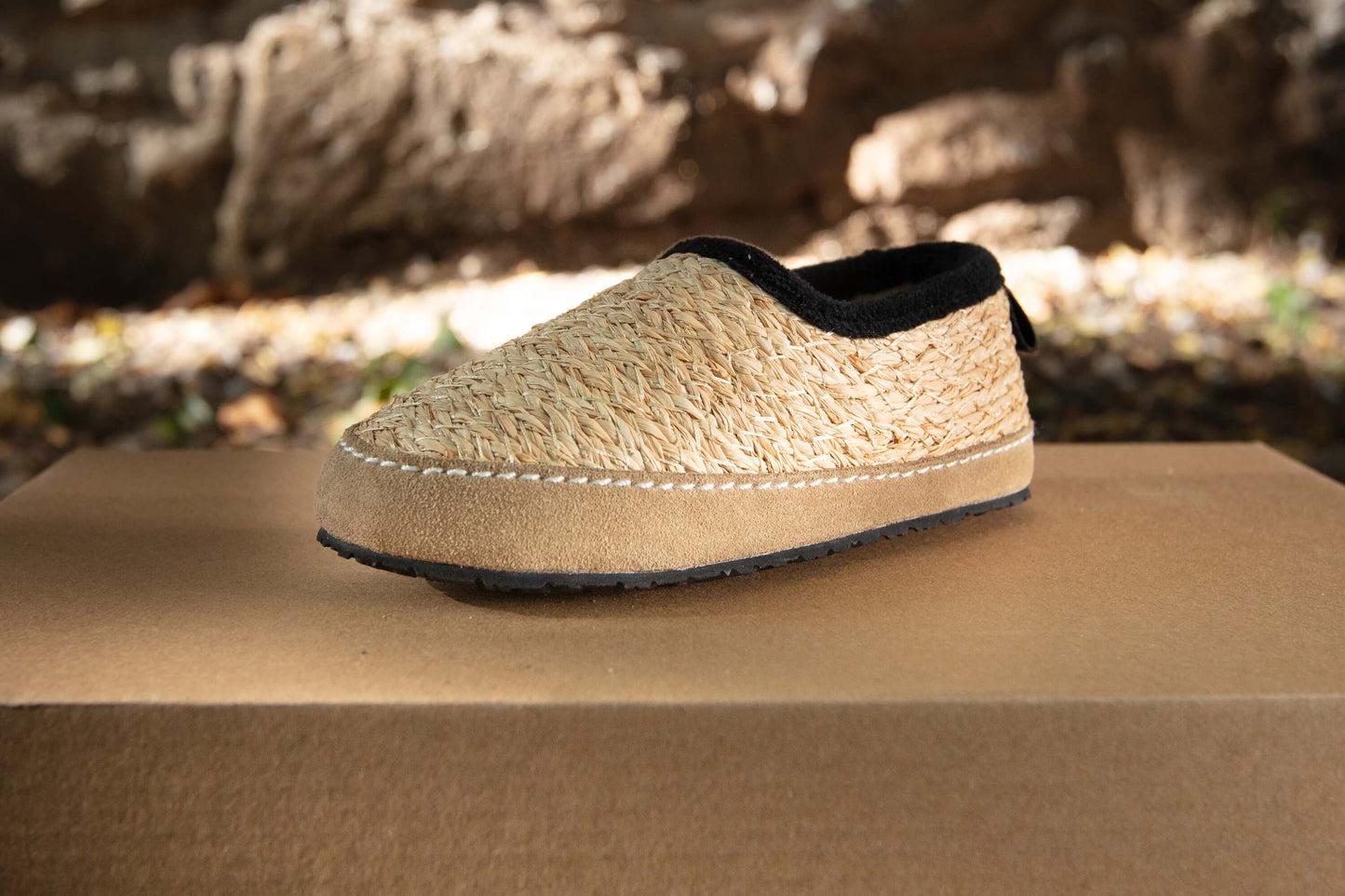 Kinder Strohschuhe mit Profilsohle schwarz