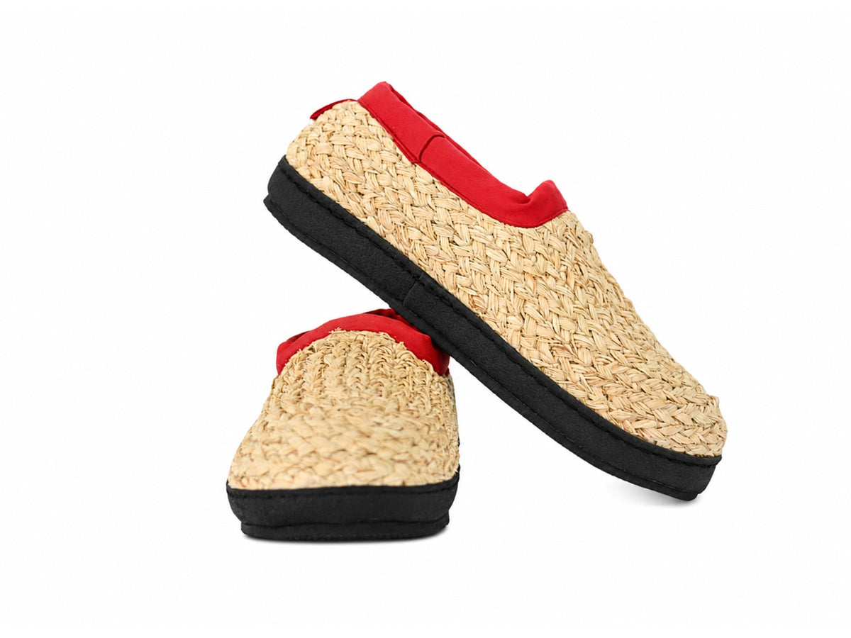 Strohschuhe Black Edition rot – Paar mit schwarzer Profilsohle