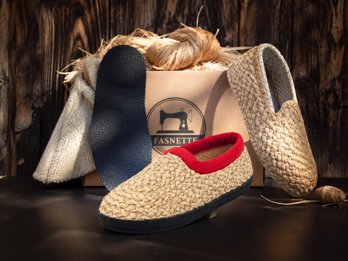 Strohschuhe Black Edition rot von Fasnette – Stimmungsbild