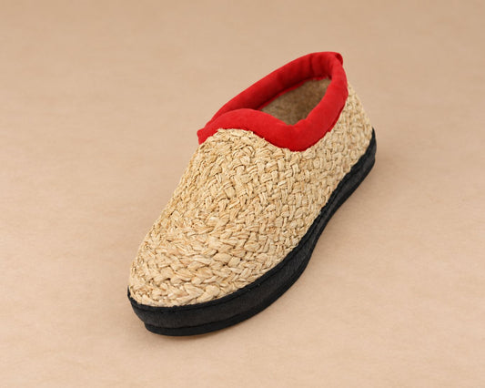 Strohschuhe Black Edition Einband rot von Fasnette – schräg von vorne