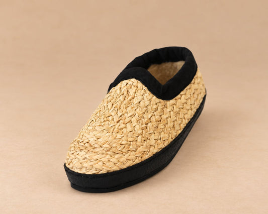 Strohschuhe Black Edition Einband schwarz von Fasnette – schräg von vorne